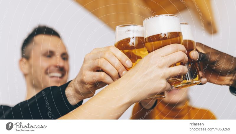 Gruppe von Freunden genießen Bier Gläser in Brauerei Englisch Pub, Junge Menschen jubeln an der Bar Restaurant, Freundschaft und Jugend-Konzept jauchzen