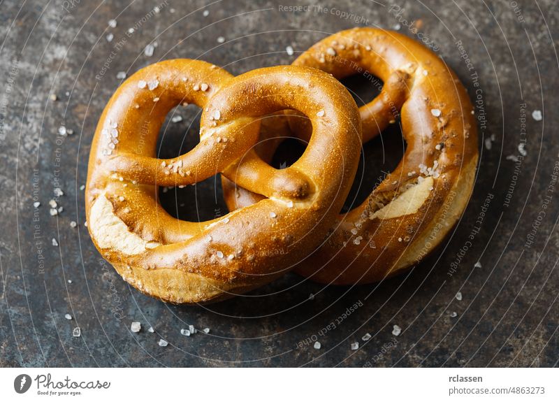 Brezeln auf rustikalem Tisch, bayerisches traditionelles deutsches Essen Deutsch gesalzen Amuse-Gueule Vorspeisen Fastfood Bagel Bäcker Bäckerei Bayern Brot