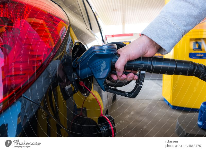 Auftanken mit Kraftstoff befüllen Auto Fahrzeug an der Tankstelle