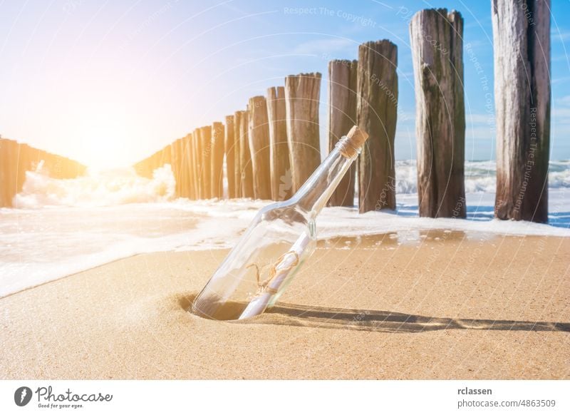 Nachricht mit Brief im Inneren der Flasche am Strand domburg Niederlande Zeeland holländisch Europa Sylt MEER Feiertage Wasser Küstenstreifen reisen Urlaub