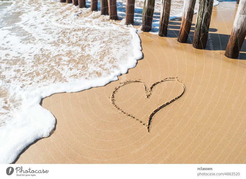 Ein in den Sand gezeichnetes Herz in Zeeland, Holland domburg Niederlande holländisch Europa Sylt MEER Strand Feiertage Wasser Küstenstreifen Wellen reisen