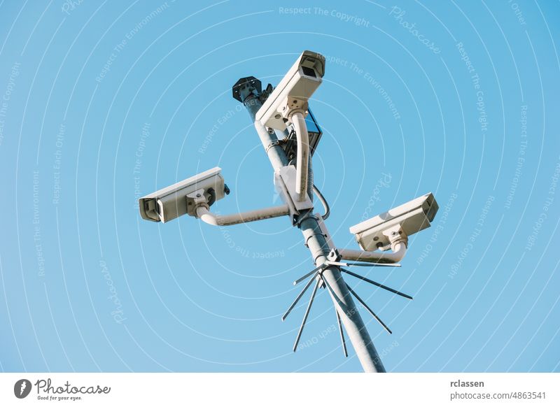 CCTV-Überwachungskameras vor dem Blue-Sky-Konzept zur Terrorismusbekämpfung, für Demonstranten, zur Terrorismusbekämpfung und zum Schutz vor Kriminalität