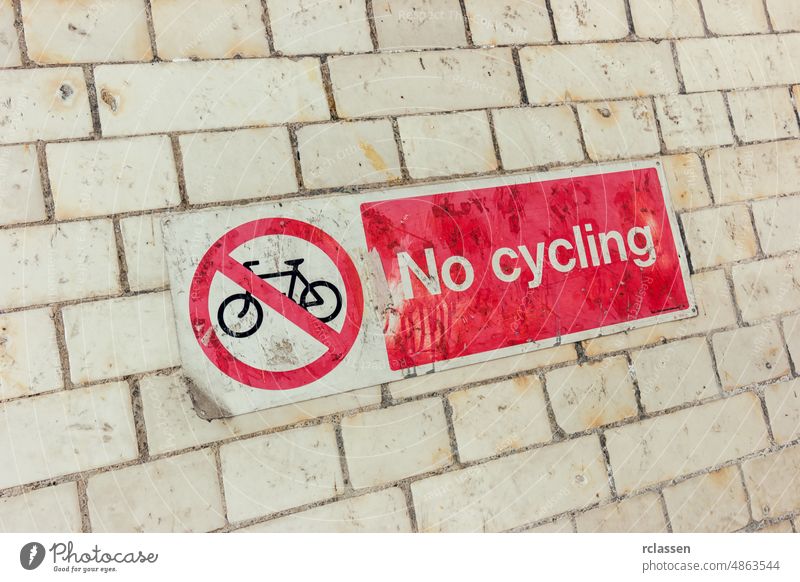 Schild "Radfahren verboten" an einer schmutzigen Ziegelmauer Zyklus Indikator Park verbieten eingeschränkt Regeln Sicherheit Zeichen Straße Symbol Ermahnung