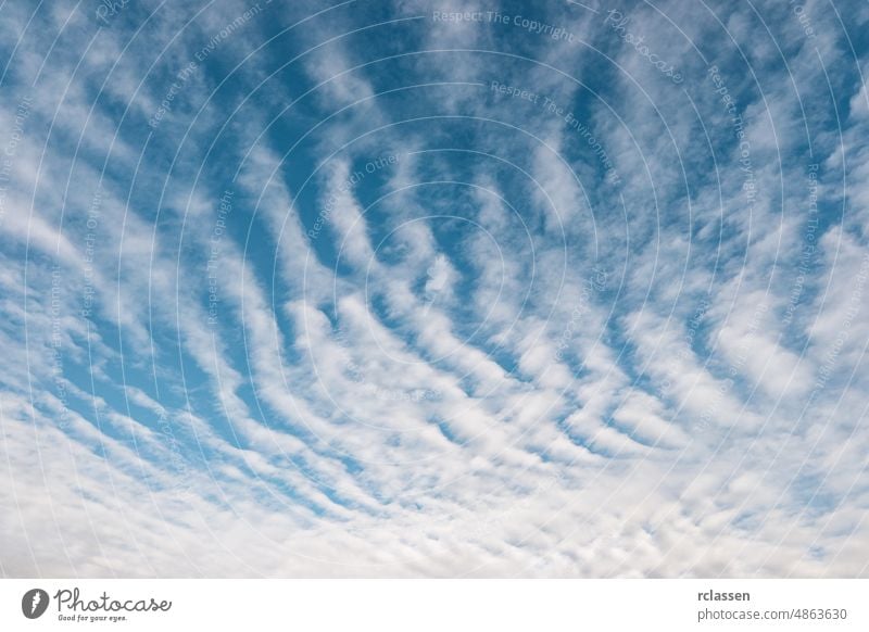 weiße flauschige Regenwolken am blauen Himmel Cloud Hintergrund übersichtlich sonnig schön Wetter Landschaft Tag Sonne wolkig Sommer Licht bedeckt Air