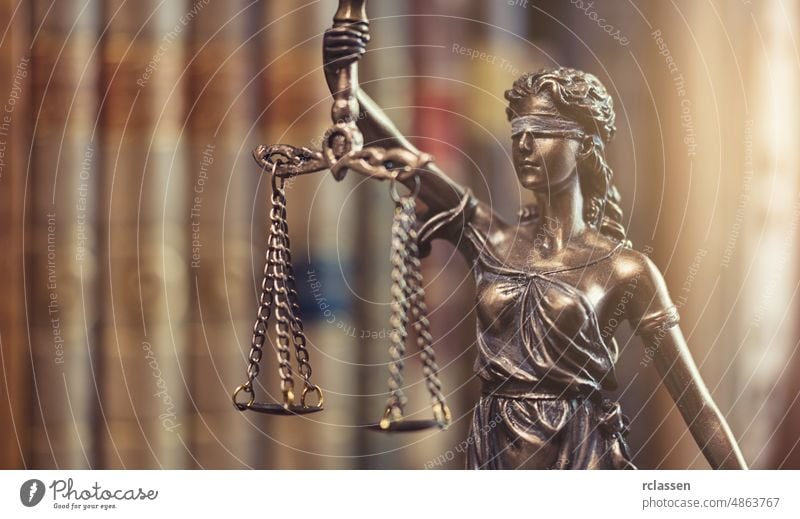 Juristisches Konzeptbild, die Statue der Gerechtigkeit Justiz u. Gerichte Justitia Bibliothek Dame Recht Anwalt Ermahnung Bücherregal Gleichgewicht blind Bronze