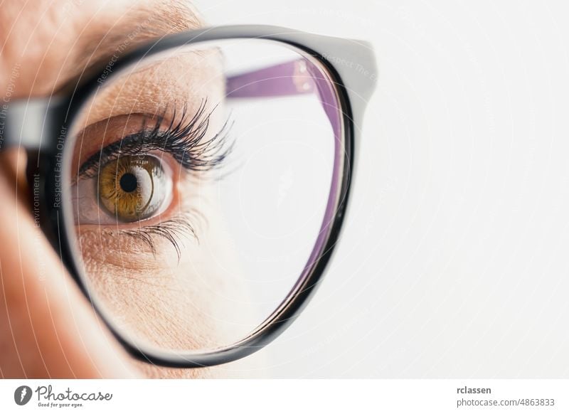 Geschäftsfrau Auge mit Brille Großaufnahme Frau Denken Sehvermögen Fokus Optiker Zweifel Blickfang Regenbogenhaut Aussehen Kosmetik Wimpern Pupille Erfolg
