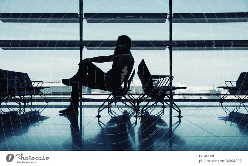 Geschäftsmann, der auf seinen Flug wartet Flughafen Geschäftsreise Business Warten Menschen international reisen Pendler abstrakt Architektur Gepäck Mann