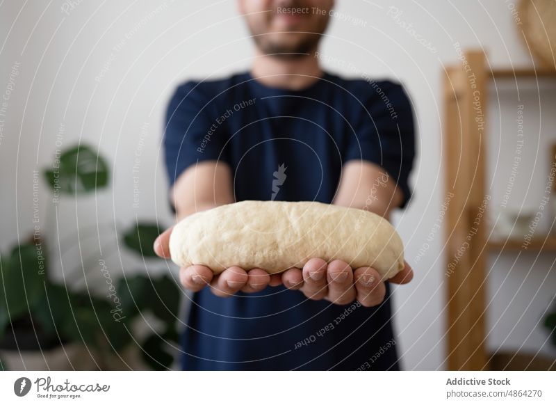 Mann hält eine fertige saubere Knete Beteiligung Sauberkeit Teigwaren zeigend frisch Hand selbstgemacht kneten Vorbereitung backen Bäcker Bäckerei Mittelteil