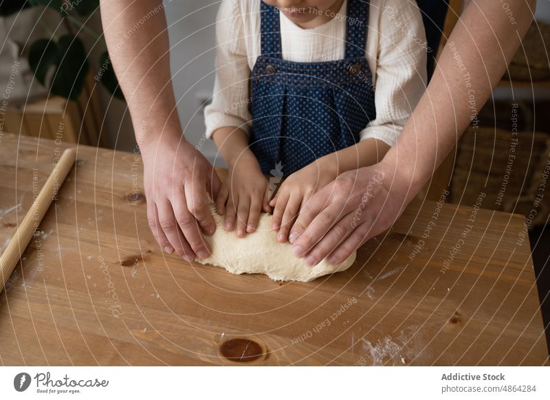 Hände von Vater und Tochter rollen Teig auf dem Tisch Hand Teigwaren heimwärts Mehl Familie Lebensmittel heimisch Lifestyle Zusammensein Vorbereitung