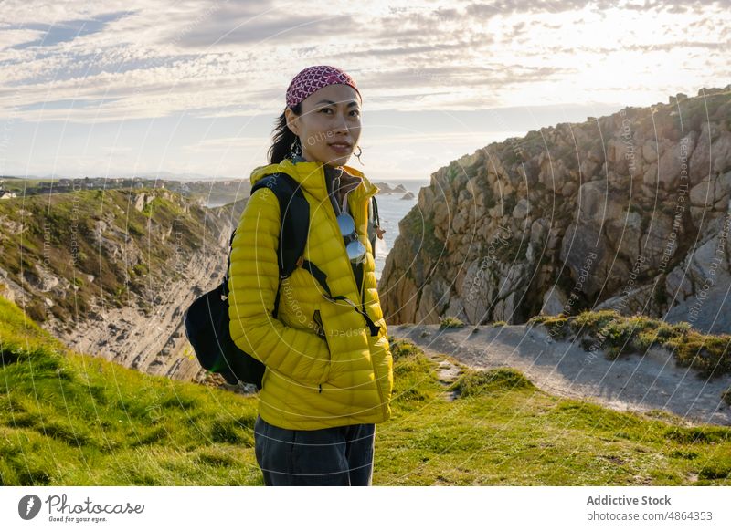 Asiatisches Mädchen wandern entlang der Küste im Frühling während des Sonnenuntergangs aktiv Aktivität Abenteuer allein asiatisch asiatisches Mädchen