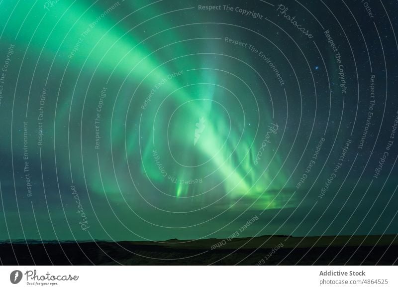 Erstaunliche Aussicht auf Nordlichter am Nachthimmel nördlich Licht Berge u. Gebirge Winter polar Aurora glühen Himmel sternenklar leuchten Erscheinung