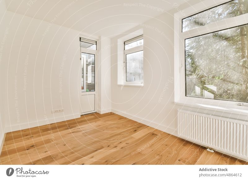 Unmöbliertes modernes Zimmer mit Holzboden Wohnzimmer Dekor Innenbereich Wand elegant minimalistisch Design wohnbedingt Stil Fenster Haus Wohnsitz verweilen