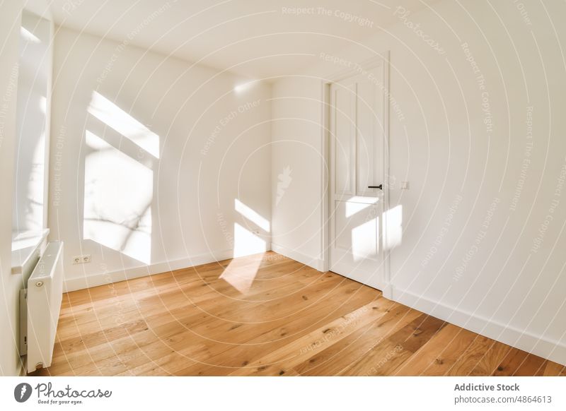 Unmöbliertes modernes Zimmer mit Holzboden Dekor Innenbereich Wand elegant minimalistisch Design wohnbedingt Stil Haus Wohnsitz verweilen heimwärts Unterkunft