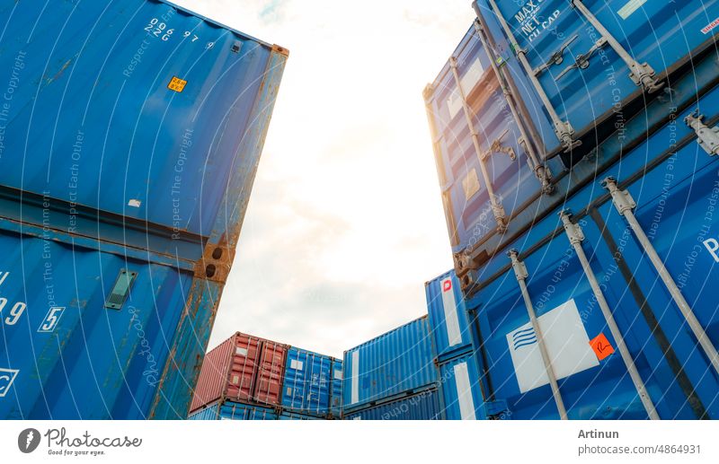 Blaue und rote Logistik-Container gegen weißen Himmel. Fracht- und Versandgeschäft. Containerschiff für Import und Export Logistik. Logistische Industrie. Container für LKW-Transport und Luft-Logistik.