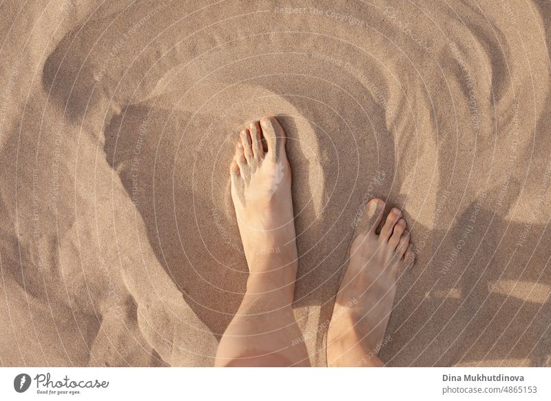Füße im Sand. Barfuß Frau zu Fuß auf dem Sandstrand. Nahaufnahme der Füße auf weicher Textur des Sandes. Urlaub und Reisen. natürlich Gesundheit Strand