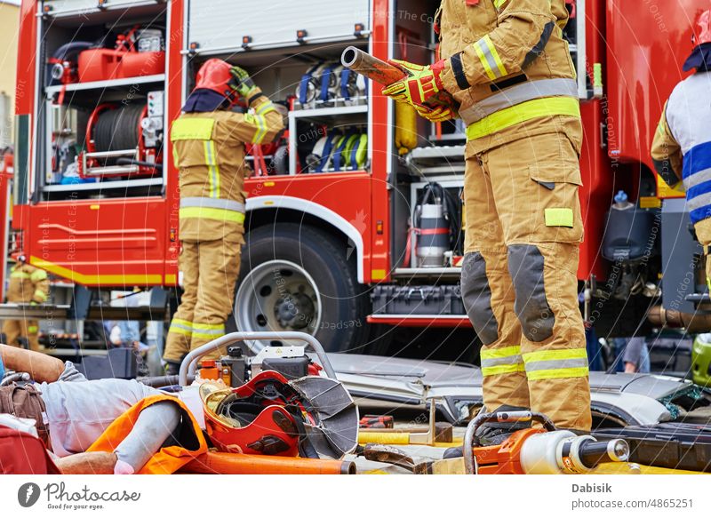 Retter leisten erste Hilfe an der menschlichen Puppe Dummy Unfall PKW Absturz Feuerwehrmann retten Übung Kundgebung Freisetzung Notfall Training Werkzeug