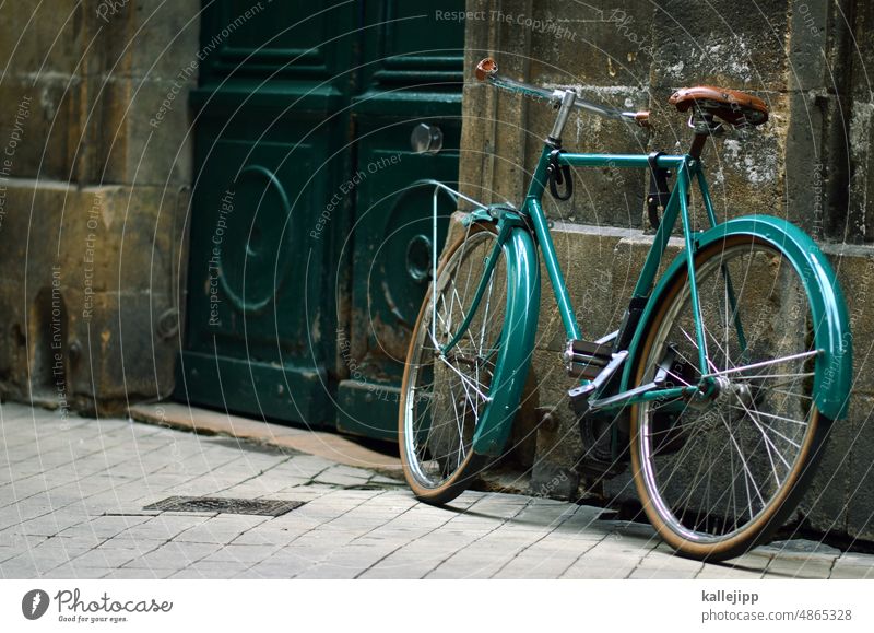 grün hat vorfahrt Fahrrad nachhaltig Drahtesel Gasse Tür retro style Außenaufnahme Farbfoto Menschenleer Fahrradfahren Mobilität Tag trendy schwarz