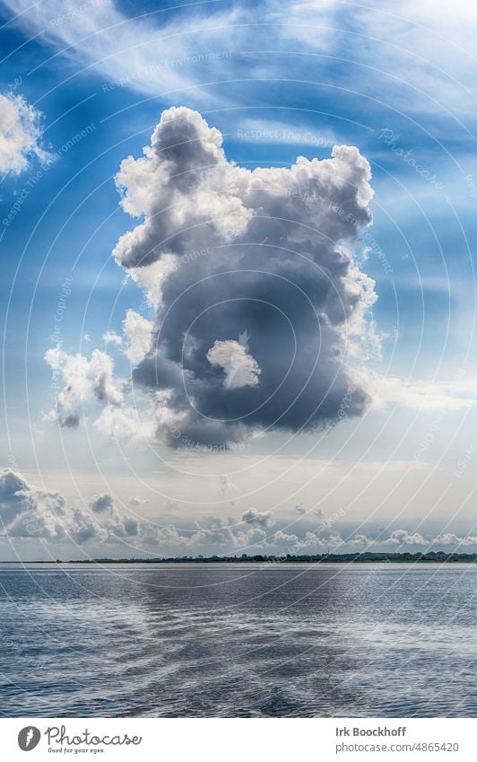 dramatische Wolke mt Spiegelung auf dem Wasser dynamisch Element Wasser Wasserspiegelung Stimmung stimmungsvolle Atmosphäre Wasseroberfläche Horizont Umwelt