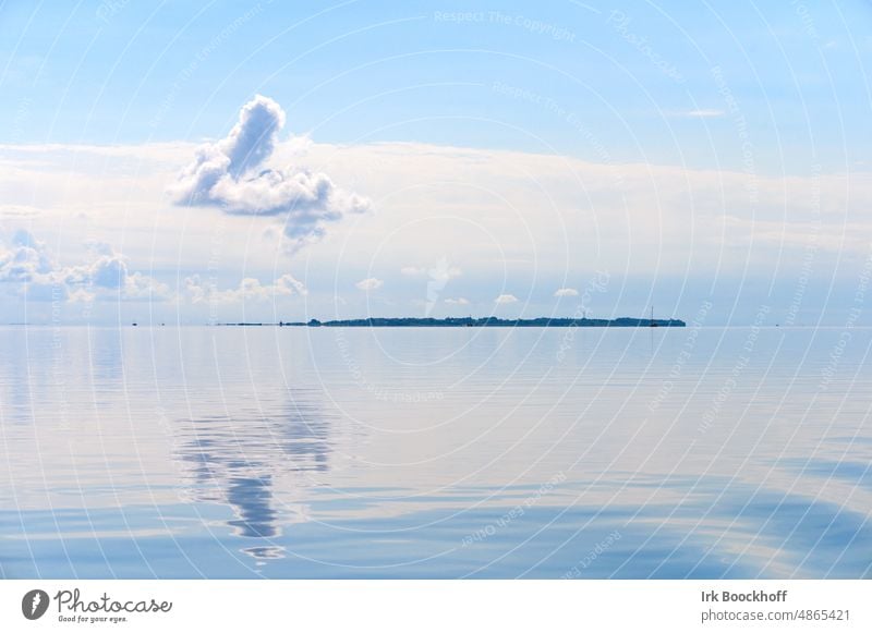 Wolke über einer Insel spiegelt sich an einem windstillen Tag Stille leuchten Sonnenlicht Licht Weite Element Wasser friedlich Wasserspiegelung Sehnsucht