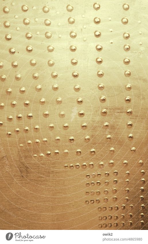 Güldene Noppen leuchtend glänzend gelblich golden gläsern Oberfläche Oberflächenstruktur Punkte Erhebungen Profil Kunst Kunstwerk Kunst im öffentlichen Raum