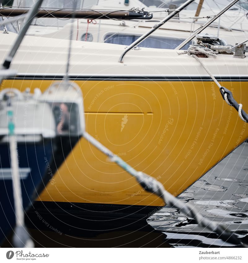 Bug eines gelben Segelboots im Hafen Boot segeln Wasser Schiff Jacht nautisch Tau Festmacher ruckdämpfer See