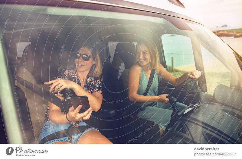 Frontansicht durch die Windschutzscheibe von Frauen, die in einem Wohnmobil reisen reisend Ausflug fahren Wohnwagen Kleintransporter Blick Landschaft Regie
