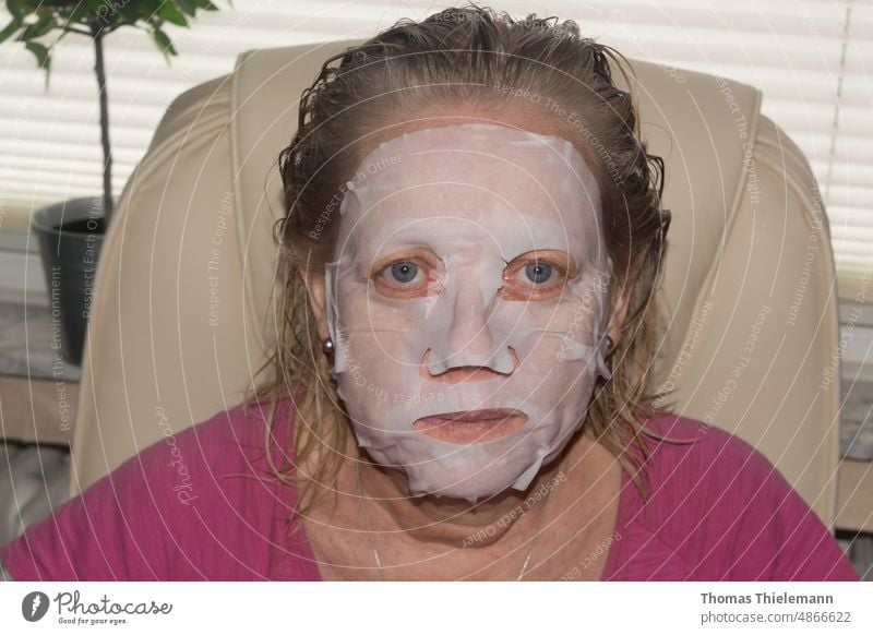 Kosmetik - Eine entspannende Gesichtsmaske auftragen Person Frau Mundschutz Erholung Schönheit Körperpflege sich[Akk] entspannen Haut Behandlung Wellness