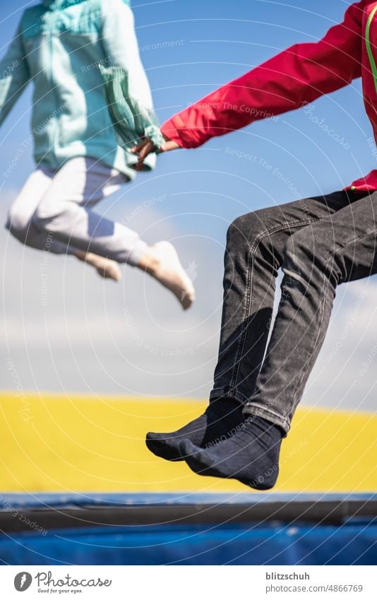 Kinder auf Trampolin im Feld Springen Hüpfen Freude hüpfen springen Bewegung Außenaufnahme Spielen Mädchen sportlich Kindheit Sommer Fröhlichkeit Glück Spaß