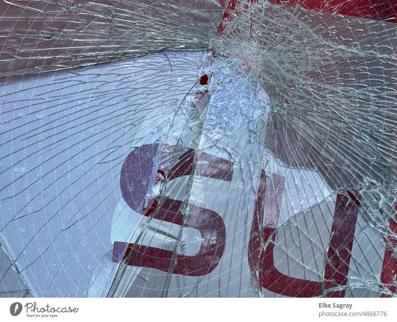 Glasbruch - Scheibe kaputt - Scherben bringen  Glück Glasscheibe Menschenleer Zerbrochenes Fenster Vandalismus Außenaufnahme Farbfoto Vergänglichkeit