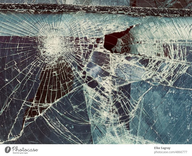 Glasbruch- scheibe kaputt... glasbruch Fenster Farbfoto Riss gebrochen Scherbe Detailaufnahme Strukturen & Formen