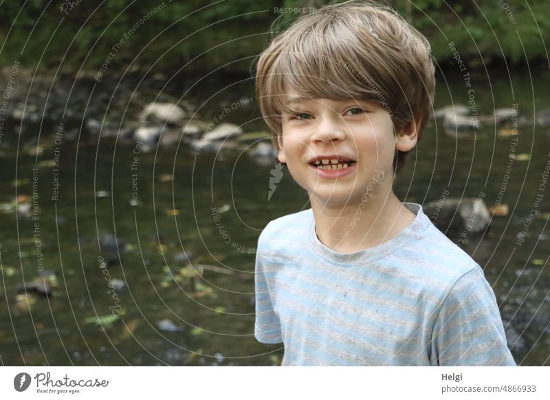 fröhlicher Junge in der Natur Kind Mensch Schulkind Kindheit Schüler Außenaufnahme 8-13 Jahre Farbfoto draußen lachen Porträt Freude Fröhlichkeit Lebensfreude