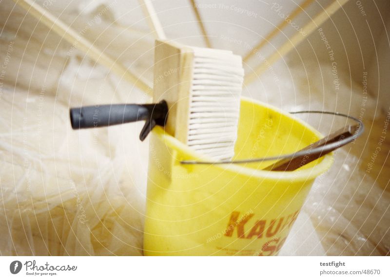 tapezieren Tapete Klebstoff Eimer Renovieren Leim Raum gelb Pinsel decorate bucket glue room brush