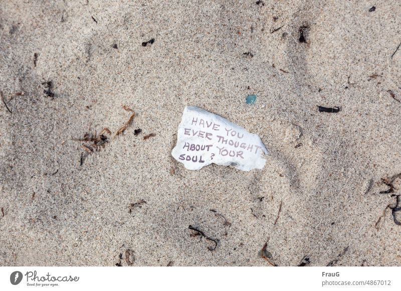 Botschaft im Sand: Have you ever thought about your soul? Strand Strandgut Stein beschriftet Schrift zum Nachdenken Frage Meer Küste Ostsee