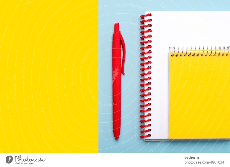 Draufsicht auf Spiralnotizblock und roten Stift mit Platz für Text. Zurück zu Schule Konzept Bildung Schreibwarenhandlung Konzept für den Schulanfang Schüler