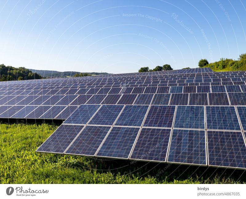 PV-Freiflächenanlage , Photovoltaik- Freiflächenanlage vor wolkenlosem Himmel, PV-Module PV-Anlage grüner strom nachhaltig Photovoltaikanlage Solarenergie