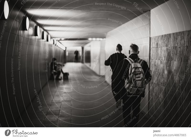 [hansa BER 2022] Menschen in der Unterführung gehen Tunnel vorbeigehend Musiker Straßenmusiker Fußgänger dunkel Wege & Pfade Tunnelblick Licht Kontrast