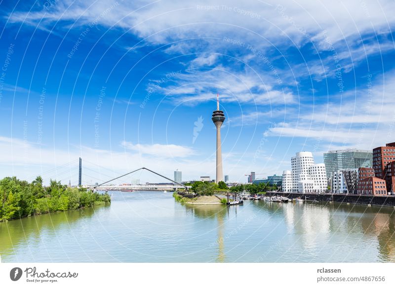 Stadtbild von Düsseldorf an einem sonnigen Sommertag düsseldorf Deutschland Turm Fluss Europa Großstadt Rhein Panorama Architektur medienhafen Medienhafen