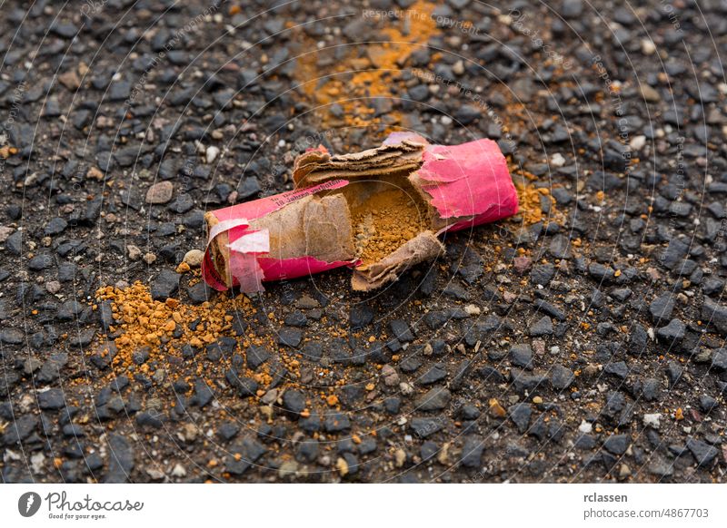 Auf dem Boden liegen verstreute Bruchstücke eines Feuerwerkskörpers. Cracker Verschmutzung abstrakt Asien asiatisch Hintergrund Glaube glauben Brandwunde