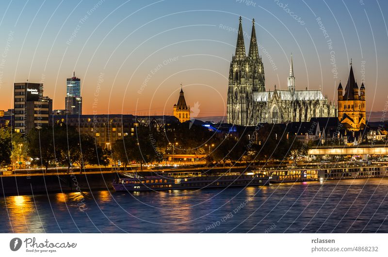 Köln Stadt mit Dom bei Sonnenuntergang Großstadt Kölner Dom Altstadt Rhein Hohenzollern Deutschland Hohenzollernbrücke Kathedrale Fluss Kirche Brücke