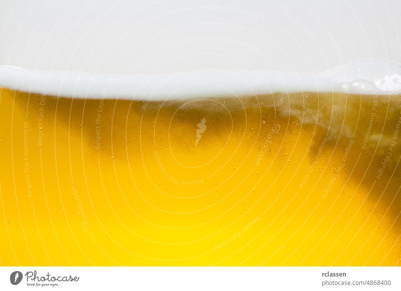 Goldene Bierschaumwelle mit Bubbels schäumen abstrakt Alkohol Bar Gerste Bayern Schlag Brauerei Blasen cool Krone Tau Disco Tropfen betrunken frisch Glas gold