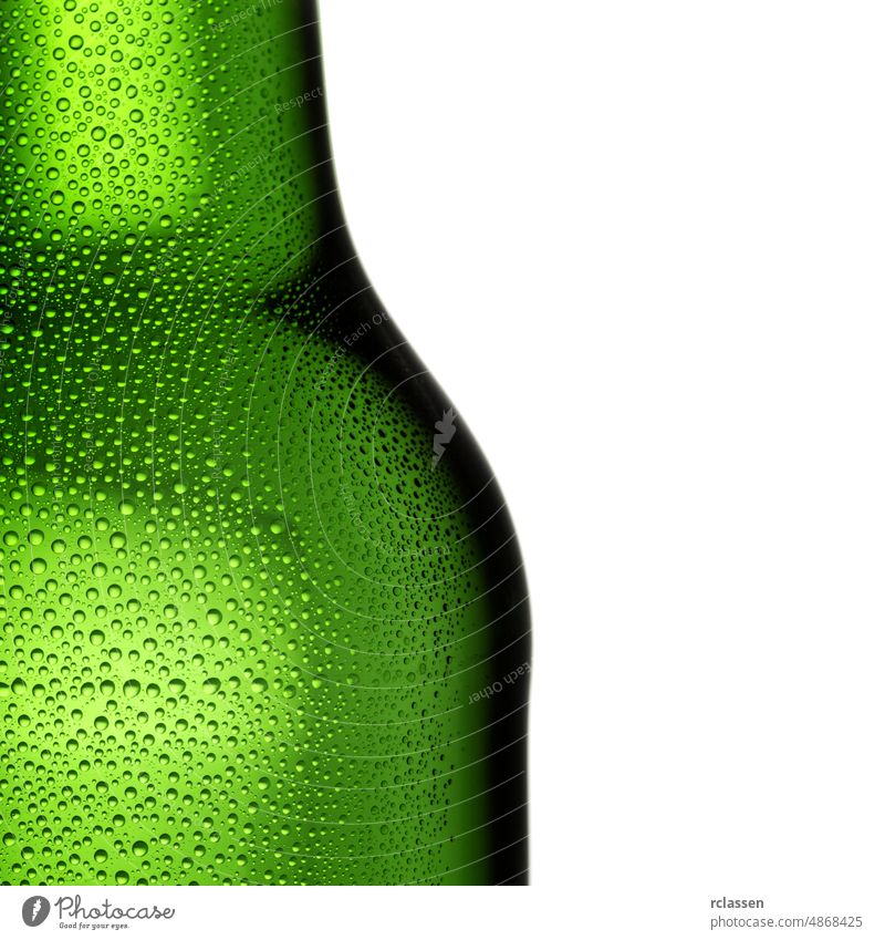 Grüne Bierflasche mit Tropfen Taukondensationsalkohol Flasche Gerste erfrischend Alkohol Bar Bayern Perlen Engpass Brauerei Kondenswasser cool Disco Tröpfchen
