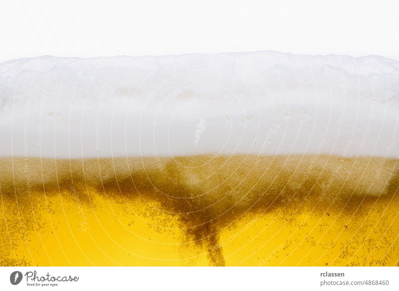Pouring Bier mit Blase Schaum im Glas für den Hintergrund isoliert auf weißem Hintergrund eingießen Alkohol Brauerei winken frisch liquide Nahaufnahme Pub