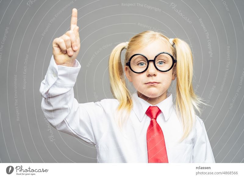 blondes Mädchen Kind mit nerdy Brille benachrichtigen Rückkehr für eine Antwort in der Vorschule Brainstorming und Idee Konzept Bild Kinder Mitteilung Frau