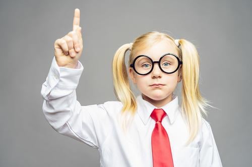 blondes Mädchen Kind mit nerdy Brille benachrichtigen Rückkehr für eine Antwort in der Vorschule Brainstorming und Idee Konzept Bild Kinder Mitteilung Frau