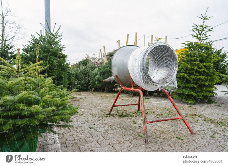 Einwickelvorrichtung für die Verpackung eines Weihnachtsbaums auf einem Markt Baum erlegt fesseln Niederlassungen kaufen Wahl Konifere nadelhaltig Dezember
