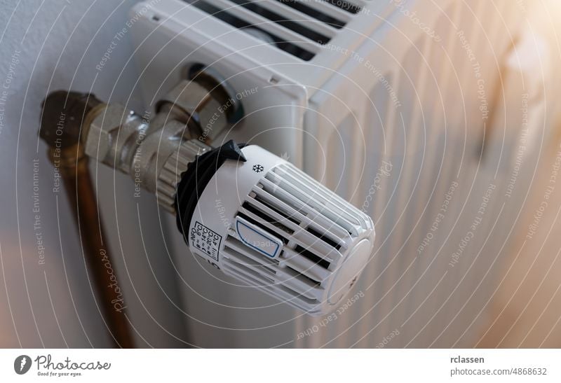 Thermostat auf niedrige Temperatur eingestellt, Symbol zum Sparen von Heizkosten Ventil Heizkörper ausrichten kalt Konsum Kontrolle Kosten Effizienz Energie