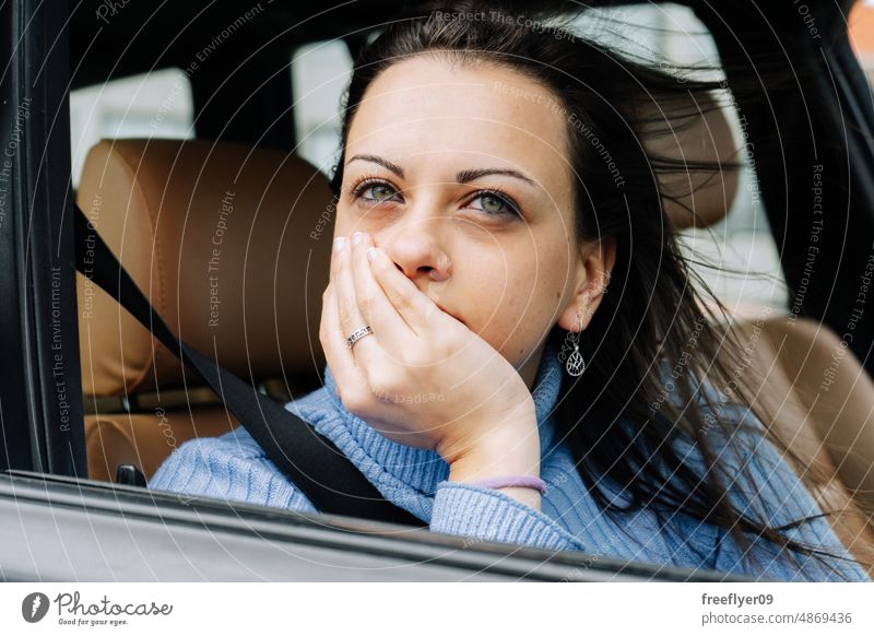 Porträt einer jungen Frau, die auf einem Auto sitzt Passagier PKW betrachtend Kontemplation Sitzen Kaukasier reisen Reichtum Lifestyle Fahrzeug Blick