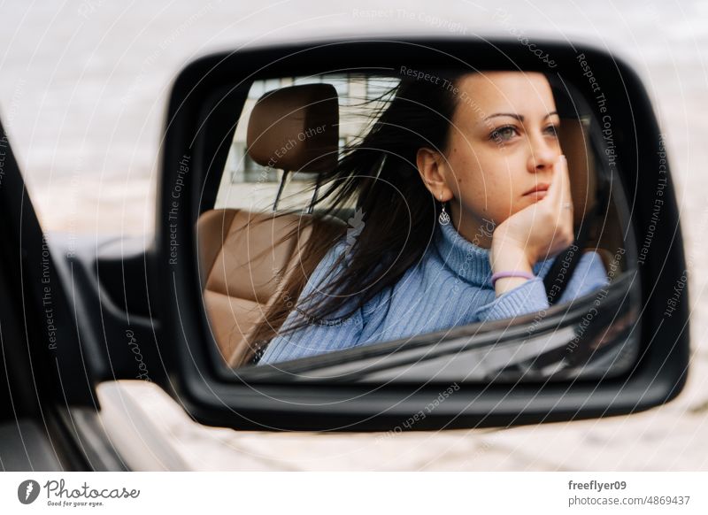 Spiegelbild des Beifahrers in einem Auto PKW Porträt Frau Passagier betrachtend Kontemplation jung Sitzen Kaukasier reisen Reichtum Lifestyle Fahrzeug Blick