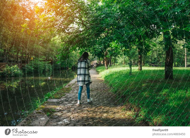 Junge Frau, die an einem Weg entlang des Flusses spaziert laufen wandern Wald Natur allein eine Person Menschen im Freien Wanderung Spaziergang Mädchen Glück