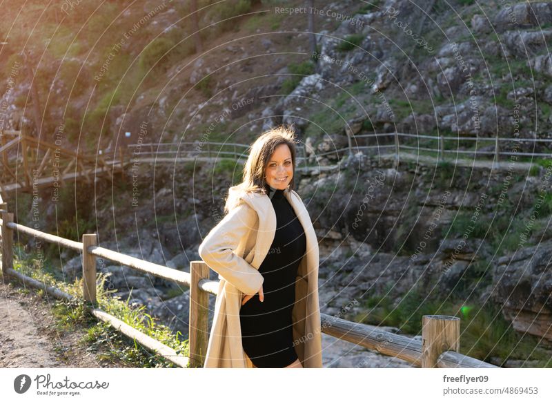 Junge Frau auf einer Bergroute wandern Spaziergang posierend jung Natur Kaukasier Textfreiraum Porträt betrachtend Fluss Berge u. Gebirge Holz Galicia Wald